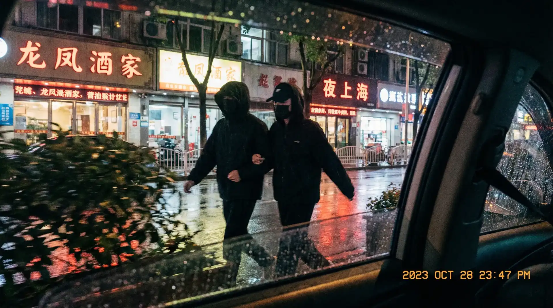 宝威体育平台 - 顶流明星深夜密会现场抓拍照片